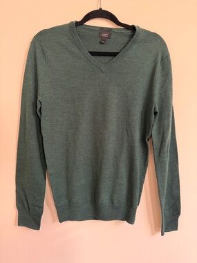 J. Crew Men’s V-Neck Sweater in Heather Forest Green